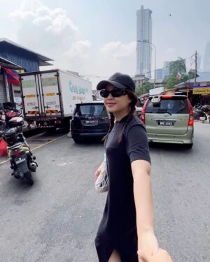 Janna Nick Instagram - I kat pasar ni. Nak kirim apa apa tak?

Kita angkut best friend kita sekali @annie_mosha ❤️
