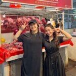 Janna Nick Instagram - I kat pasar ni. Nak kirim apa apa tak? Kita angkut best friend kita sekali @annie_mosha ❤️