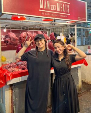Janna Nick Instagram - I kat pasar ni. Nak kirim apa apa tak?

Kita angkut best friend kita sekali @annie_mosha ❤️