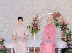 Janna Nick Instagram - ٱلْحَمْدُ لِلَّٰهِ
Genap seminggu perkahwinan kami berdua.

Majlis bacaan yassin & doa selamat serta ceramah daripada Ustaz Wadi Anuar bertajuk “mempimpin isi rumah ke syurga”
Setinggi tinggi penghargaan & jutaan terima kasih buat  @ustazwadiannuar yang kami hormati.

Jemput saksikan #walimatulurusjannadini 9 malam ini exclusive hanya di Astro Ria & Astro Go. 

Event planner : @ngage_ 
Decor : @the_calla 
Photographer: @amirnaufalphotography 
Jubah: @do_buy_abaya