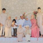 Janna Nick Instagram - ٱلْحَمْدُ لِلَّٰهِ Genap seminggu perkahwinan kami berdua. Majlis bacaan yassin & doa selamat serta ceramah daripada Ustaz Wadi Anuar bertajuk “mempimpin isi rumah ke syurga” Setinggi tinggi penghargaan & jutaan terima kasih buat @ustazwadiannuar yang kami hormati. Jemput saksikan #walimatulurusjannadini 9 malam ini exclusive hanya di Astro Ria & Astro Go. Event planner : @ngage_ Decor : @the_calla Photographer: @amirnaufalphotography Jubah: @do_buy_abaya