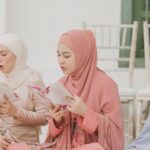 Janna Nick Instagram - ٱلْحَمْدُ لِلَّٰهِ Genap seminggu perkahwinan kami berdua. Majlis bacaan yassin & doa selamat serta ceramah daripada Ustaz Wadi Anuar bertajuk “mempimpin isi rumah ke syurga” Setinggi tinggi penghargaan & jutaan terima kasih buat @ustazwadiannuar yang kami hormati. Jemput saksikan #walimatulurusjannadini 9 malam ini exclusive hanya di Astro Ria & Astro Go. Event planner : @ngage_ Decor : @the_calla Photographer: @amirnaufalphotography Jubah: @do_buy_abaya