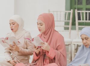 Janna Nick Instagram - ٱلْحَمْدُ لِلَّٰهِ Genap seminggu perkahwinan kami berdua. Majlis bacaan yassin & doa selamat serta ceramah daripada Ustaz Wadi Anuar bertajuk “mempimpin isi rumah ke syurga” Setinggi tinggi penghargaan & jutaan terima kasih buat @ustazwadiannuar yang kami hormati. Jemput saksikan #walimatulurusjannadini 9 malam ini exclusive hanya di Astro Ria & Astro Go. Event planner : @ngage_ Decor : @the_calla Photographer: @amirnaufalphotography Jubah: @do_buy_abaya