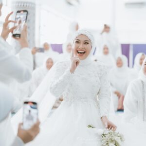Janna Nick Instagram - Macam tengok bola eh pengantin perempuan ni.

“Dengan sekali lafaz Nurul Jannah sah bergelar isteri kepada Muhamad Dini. “

#dinijanna

Wedding planner: @ngage_ 
Nikah Dress : @wanpaofficial @miedy.daniel 
Makeup : @babarabeer_makeup 
Hijab stylist: @yumimarina 
Official Photographer: @project2pi 
Official Videographer : @cstproduction