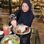 Janna Nick Instagram - 1. Masih boleh control ayu sebab menunggu Azan. 2. POV segala makanan 3. Dah tak nak tengok camera Sebab lapar. 4. Alhamdulillah 😝 Jubah @do_buy_abaya Tudung @bychefiza_hq