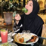 Janna Nick Instagram - 1. Masih boleh control ayu sebab menunggu Azan. 2. POV segala makanan 3. Dah tak nak tengok camera Sebab lapar. 4. Alhamdulillah 😝 Jubah @do_buy_abaya Tudung @bychefiza_hq