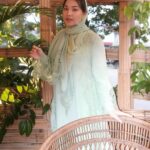 Janna Nick Instagram - Muka tegak sebelum makan, Muka ada senyum selepas kenyang. I just realized, ukhuwah antara sesama kita makin rapat bila masuk ramadan. Sebab dapat berbuka & makan pada waktu yang sama. So tinggal lagi few days sebelum Ramadan pergi meninggalkan kita. Sedihnya….semoga tahun depan kita diberi kesempatan untuk menyambut ramadan lagi. Keluar celebrate birthday girl @miedy.daniel . Semoga kekal fabulous & dimurahkan rezeki selalu. Jubah : @fiziwoo
