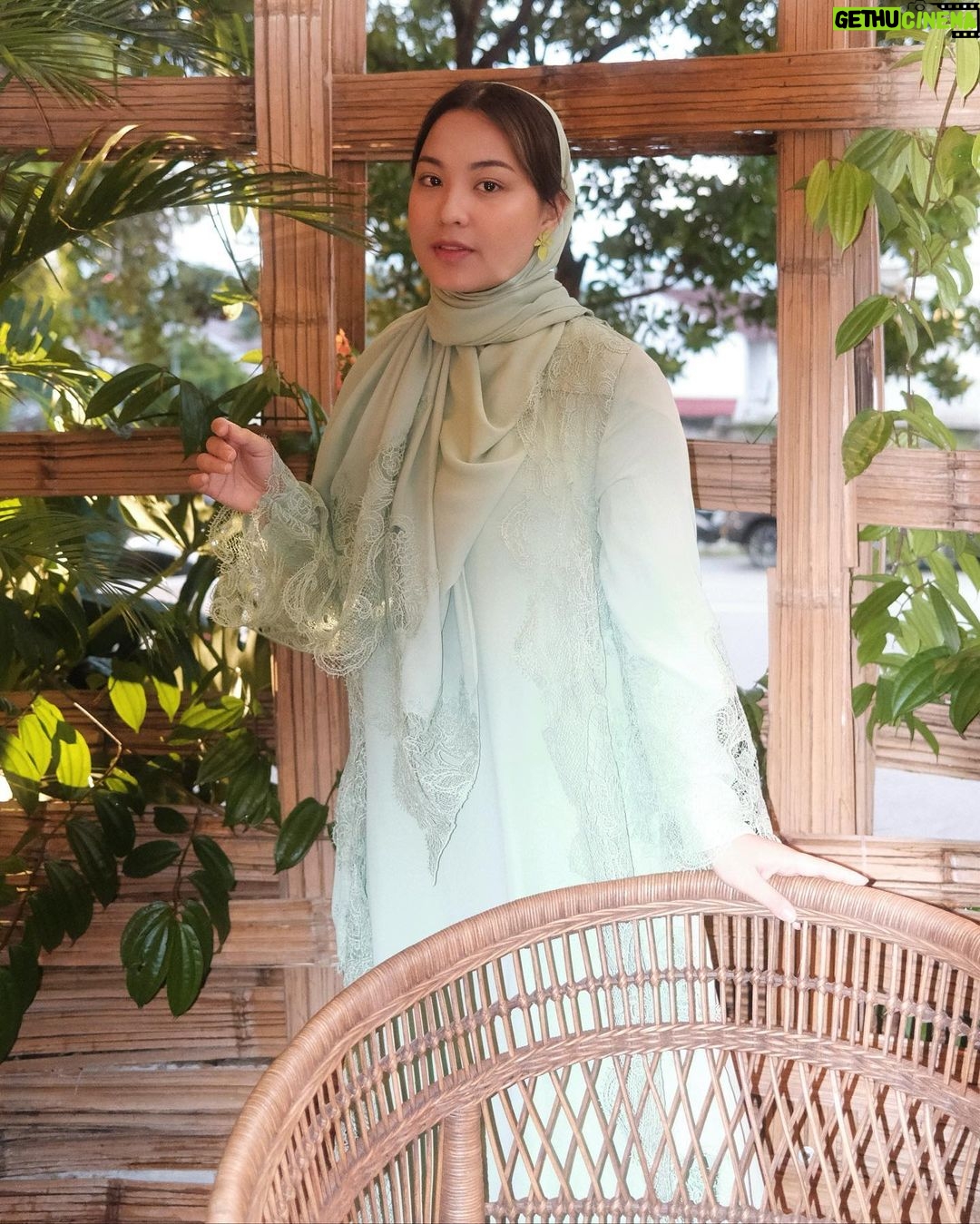 Janna Nick Instagram - Muka tegak sebelum makan, Muka ada senyum selepas kenyang. I just realized, ukhuwah antara sesama kita makin rapat bila masuk ramadan. Sebab dapat berbuka & makan pada waktu yang sama. So tinggal lagi few days sebelum Ramadan pergi meninggalkan kita. Sedihnya….semoga tahun depan kita diberi kesempatan untuk menyambut ramadan lagi. Keluar celebrate birthday girl @miedy.daniel . Semoga kekal fabulous & dimurahkan rezeki selalu. Jubah : @fiziwoo
