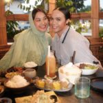 Janna Nick Instagram - Muka tegak sebelum makan, Muka ada senyum selepas kenyang. I just realized, ukhuwah antara sesama kita makin rapat bila masuk ramadan. Sebab dapat berbuka & makan pada waktu yang sama. So tinggal lagi few days sebelum Ramadan pergi meninggalkan kita. Sedihnya….semoga tahun depan kita diberi kesempatan untuk menyambut ramadan lagi. Keluar celebrate birthday girl @miedy.daniel . Semoga kekal fabulous & dimurahkan rezeki selalu. Jubah : @fiziwoo