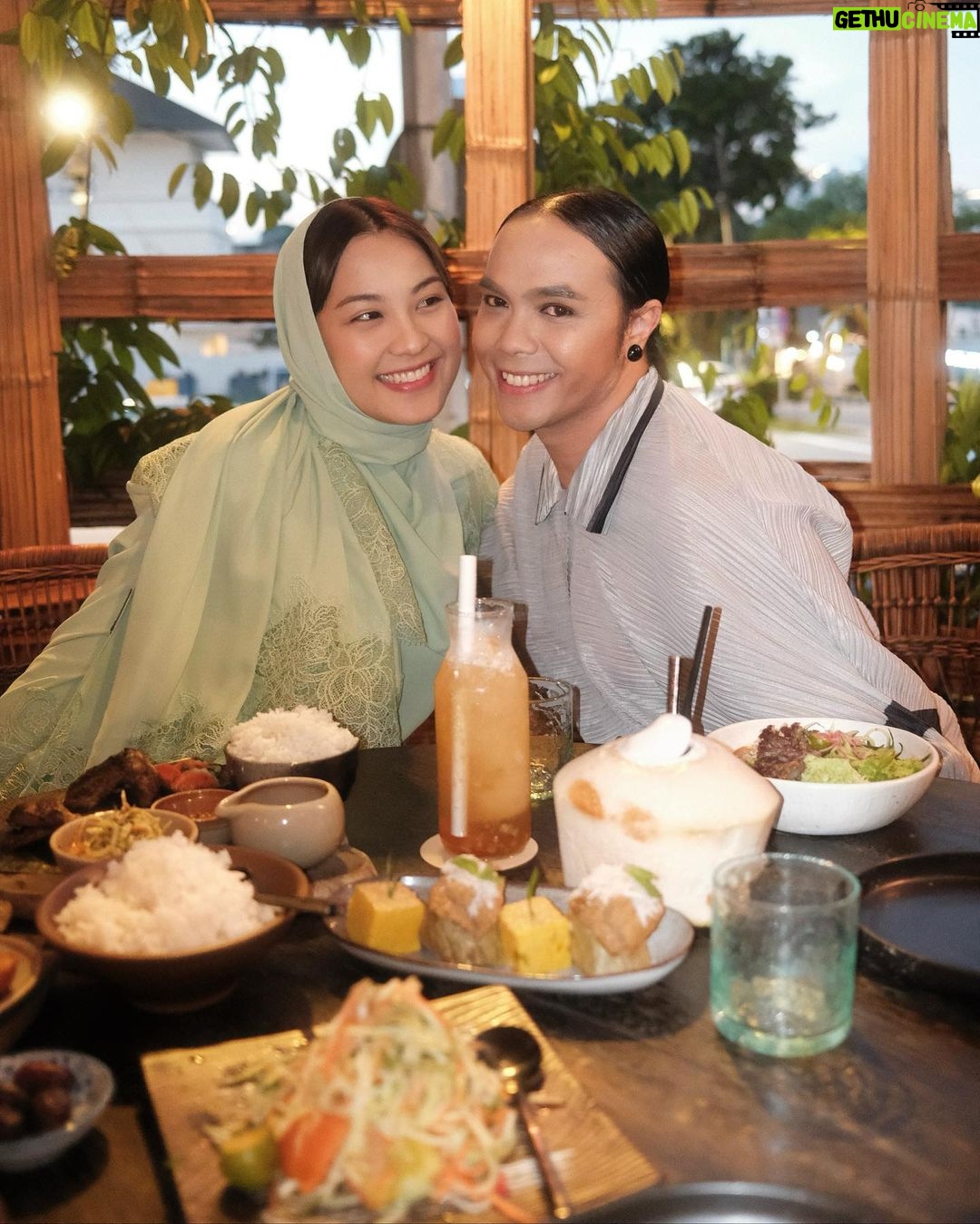 Janna Nick Instagram - Muka tegak sebelum makan, Muka ada senyum selepas kenyang. I just realized, ukhuwah antara sesama kita makin rapat bila masuk ramadan. Sebab dapat berbuka & makan pada waktu yang sama. So tinggal lagi few days sebelum Ramadan pergi meninggalkan kita. Sedihnya….semoga tahun depan kita diberi kesempatan untuk menyambut ramadan lagi. Keluar celebrate birthday girl @miedy.daniel . Semoga kekal fabulous & dimurahkan rezeki selalu. Jubah : @fiziwoo