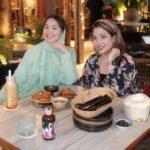 Janna Nick Instagram - Muka tegak sebelum makan, Muka ada senyum selepas kenyang. I just realized, ukhuwah antara sesama kita makin rapat bila masuk ramadan. Sebab dapat berbuka & makan pada waktu yang sama. So tinggal lagi few days sebelum Ramadan pergi meninggalkan kita. Sedihnya….semoga tahun depan kita diberi kesempatan untuk menyambut ramadan lagi. Keluar celebrate birthday girl @miedy.daniel . Semoga kekal fabulous & dimurahkan rezeki selalu. Jubah : @fiziwoo