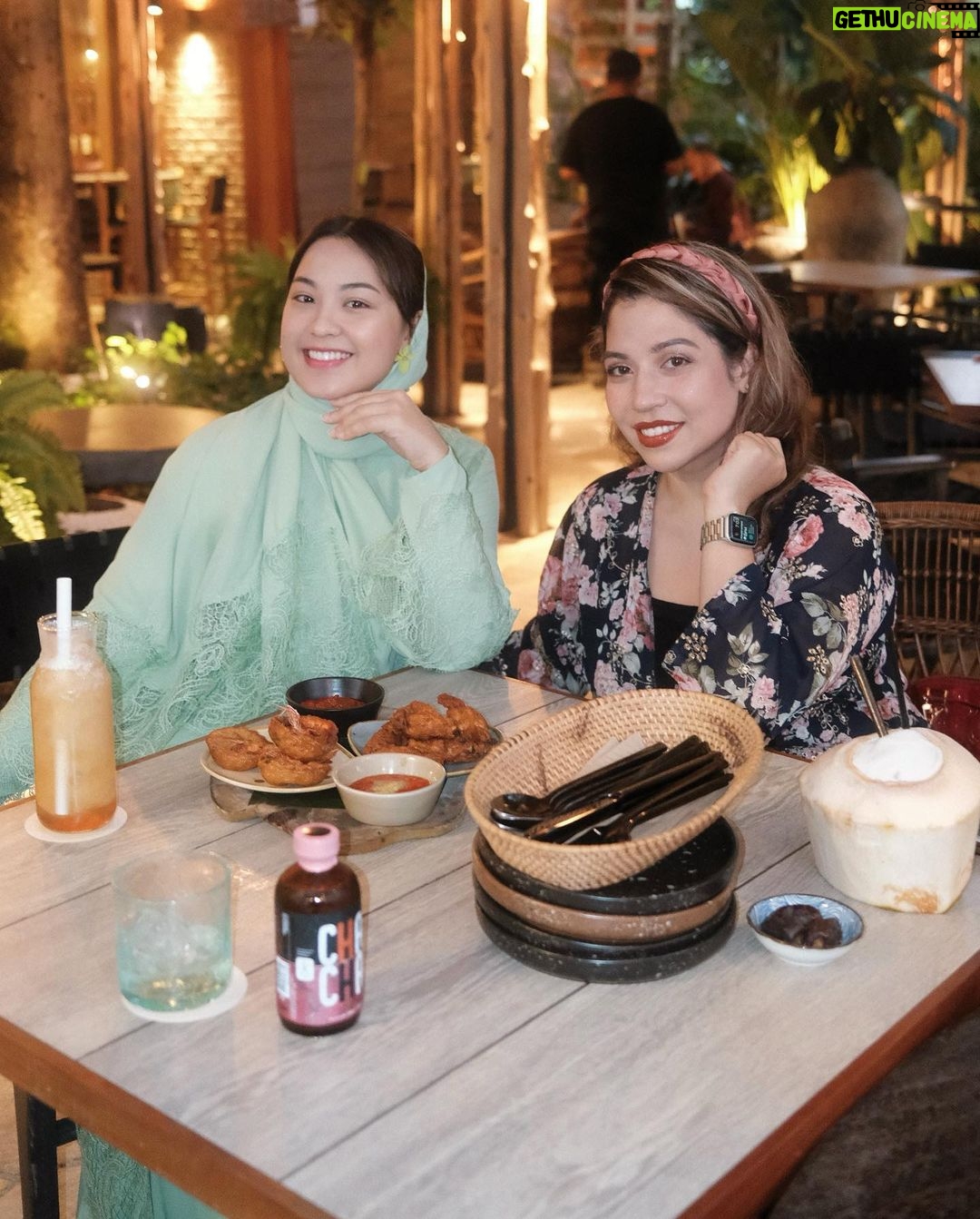Janna Nick Instagram - Muka tegak sebelum makan, Muka ada senyum selepas kenyang. I just realized, ukhuwah antara sesama kita makin rapat bila masuk ramadan. Sebab dapat berbuka & makan pada waktu yang sama. So tinggal lagi few days sebelum Ramadan pergi meninggalkan kita. Sedihnya….semoga tahun depan kita diberi kesempatan untuk menyambut ramadan lagi. Keluar celebrate birthday girl @miedy.daniel . Semoga kekal fabulous & dimurahkan rezeki selalu. Jubah : @fiziwoo