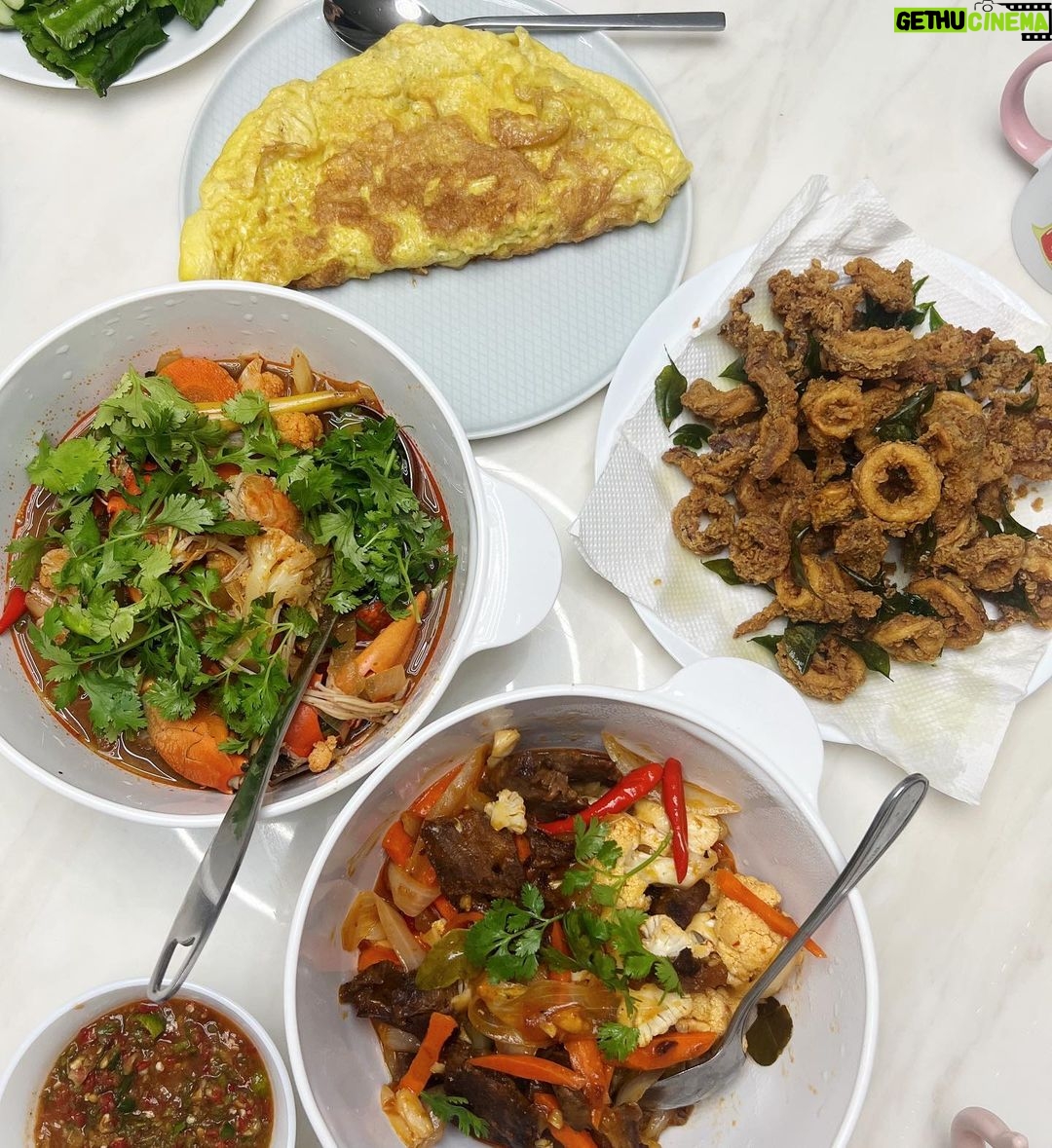 Janna Nick Instagram - Hasil masak semalam. Harini i nak masak ikan bakar, terung bakar, air asam kerisik. Dah berapa hari kita puasa, Masih belum berkesempatan pergi bazaar ramadan. Masak sendiri je la, puas hati.