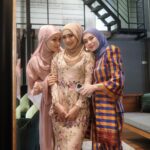Janna Nick Instagram - Sempat luangkan masa bersama kawan kawan. Berbuka bersama di majlis pelancaran product baru @mawarashid Jubah @do_buy_abaya 💐