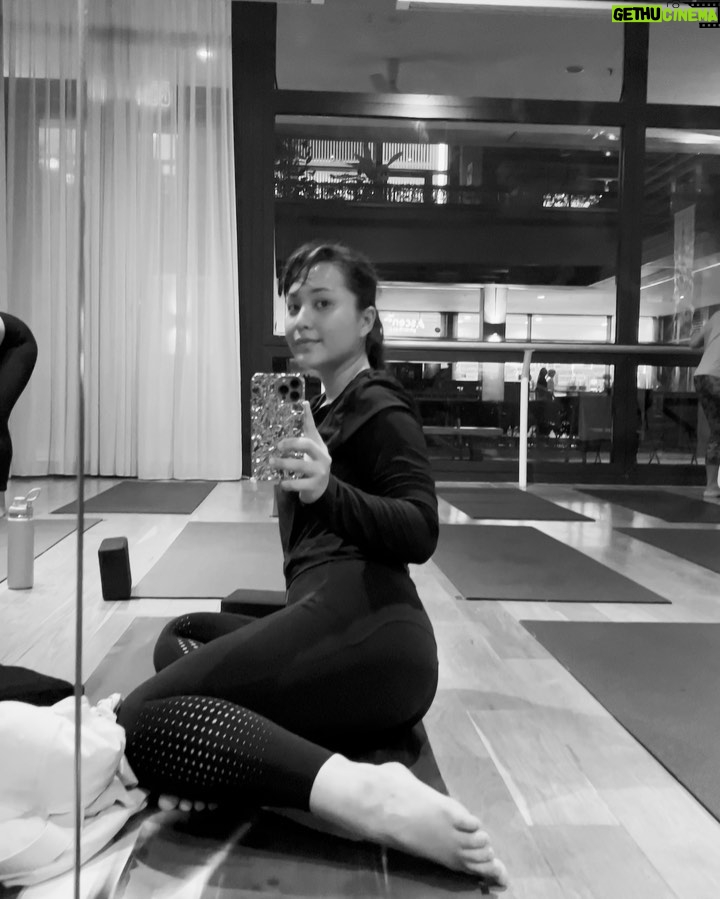 Janna Nick Instagram - Bila masuk ramadan ni, I macam tak tahu bila time yang paling sesuai nak buat hot yoga ni. Sebab dia panas, dalam sauna room & agak intense. Nak buat petang takut pengsan 🤣 Nak buat lepas berbuka takut kenyang sangat & nak pergi terawih. Waktu tidur pun dah tak sama macam sebelum ni. Sebab jam 5.30am dah bangun,Sahur & terus pergi shooting. So malam memang MALAS 🤣. Class pun sampai 9PM je paling lewat. So I macam dah lost momentum dah. Petang ni kena pergi gym jugak. If not nanti Lagi Susah nak kena start balik 😭 Korang exercise macam mana ramadan ni?