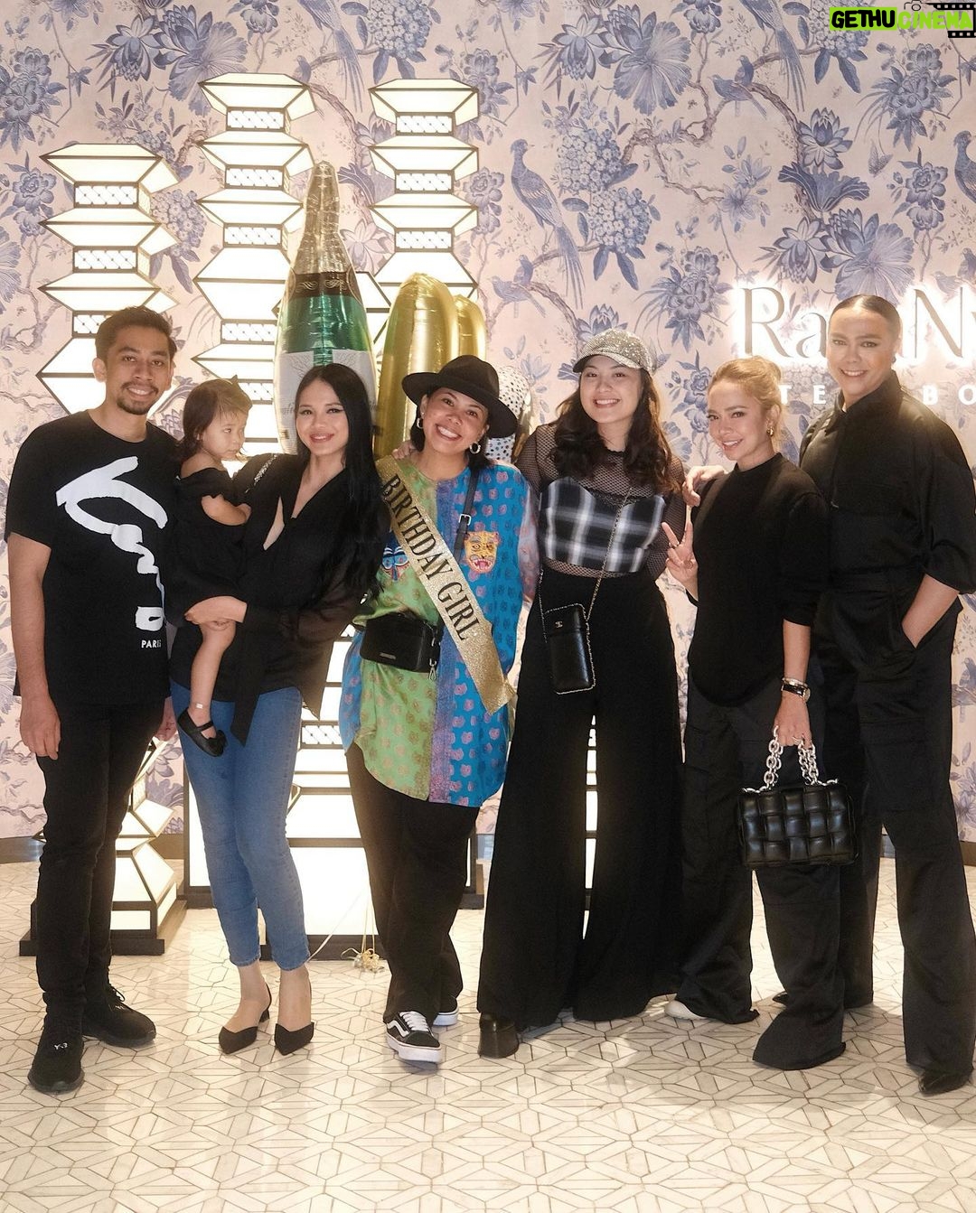 Janna Nick Instagram - Last gather before ramadan ❤️ Happy belated birthday @niesakhalil Yang paling bising & riuh. Semoga terus happy & kaya raya. Thanks @ainedruce bawak Mirul hiburkan kitaorang hahahahahha. Also to the cutest & sweetest soul @noradanish , thanks for joining & insist to tong tong. Also stylist yang kitaorang semua sayang @miedy.daniel . Gambar ok tak? Also thanks @rasanyasteamboat for the best service. Definitely will come again