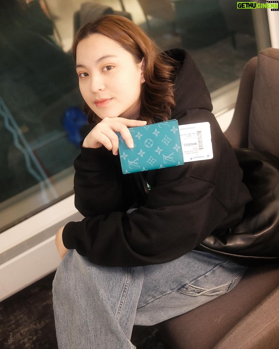Janna Nick Instagram - After a month of travelling We’re back in KL! Tak sabar nak jumpa & perform untuk peminat di Singapore! Jumpa di @megaxpress 12th January 2024 Jam 9 malam! Heathrow International Airport,london