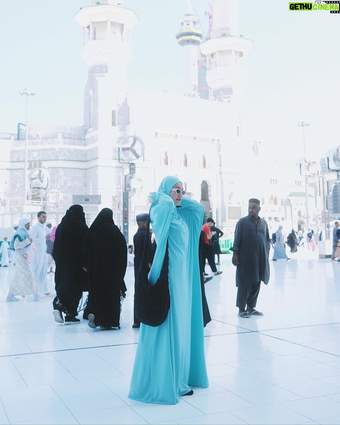 Janna Nick Instagram - 1. What I ate today ( Al Tazaj Fakieh BBQ Chicken ) 2. Lambat tak dapat masuk dalam masjid 3. Tunggu Dini 4. Best jubah from @needleworkskl 5. Jumpa dah dini 6. Ajak pergi al-baik 7. Jenuh dah 2 hari beratur..tak dapat jugak ayam. Bye Mecca, Saudi Arabia