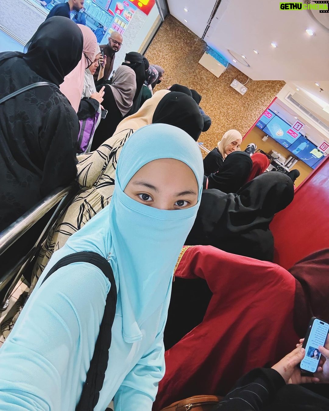 Janna Nick Instagram - 1. What I ate today ( Al Tazaj Fakieh BBQ Chicken ) 2. Lambat tak dapat masuk dalam masjid 3. Tunggu Dini 4. Best jubah from @needleworkskl 5. Jumpa dah dini 6. Ajak pergi al-baik 7. Jenuh dah 2 hari beratur..tak dapat jugak ayam. Bye Mecca, Saudi Arabia