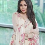 Jannat Zubair Rahmani Instagram - Banke titli dil uda uda uda hai 🦋 Wearing @lavanyathelabel