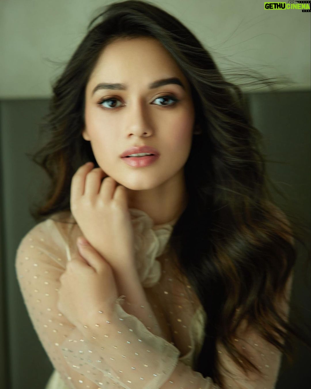 Jannat Zubair Rahmani Instagram - π«π«π«π«π« @rohanshrestha Makeup: @stacygomes Assisted by: @remtygarg_makeupartistry Styling: @namitaaalexander Styling Team: @___rakshitasharma Hair: @hairstylist_madhav2.0 π @novotelmumbaiairport