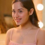 Jannat Zubair Rahmani Instagram - I used to face a lot of skin issues, which and it is very common for teens and young adults. Experience Rejuvinita Gold 14+ overnight Regenerist nourishing cream by Vanaura Organics and feel transformation that follows!It has 24k gold in colloidal form, natural niacinamide from bearberry, algae extract, and includes Ayurveda inspired clarifying bakuchi elixer and brightening saffron elixer which brings flawless glow. Do try and feel the transformation it does to your skin! Want to have flawless skin like me? Shop from http://Vanauraorganics.com Use coupon code JAN24 for additional discount #vanauraorganics #organicskincare #flawlessskin #glassskin #nightcream #rejuvinitagold #skincarefor teens #agespecificskincare #ad