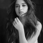 Jannat Zubair Rahmani Instagram - Entering my soft girl era 🤍 @rohanshrestha Makeup: @stacygomes Assisted by: @remtygarg_makeupartistry Styling: @namitaaalexander Styling Team: @___rakshitasharma Hair: @hairstylist_madhav2.0 #whiteTseries