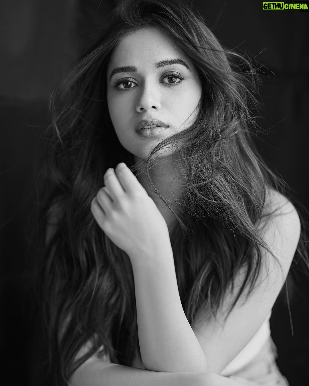 Jannat Zubair Rahmani Instagram - Entering my soft girl era π€ @rohanshrestha Makeup: @stacygomes Assisted by: @remtygarg_makeupartistry Styling: @namitaaalexander Styling Team: @___rakshitasharma Hair: @hairstylist_madhav2.0 #whiteTseries