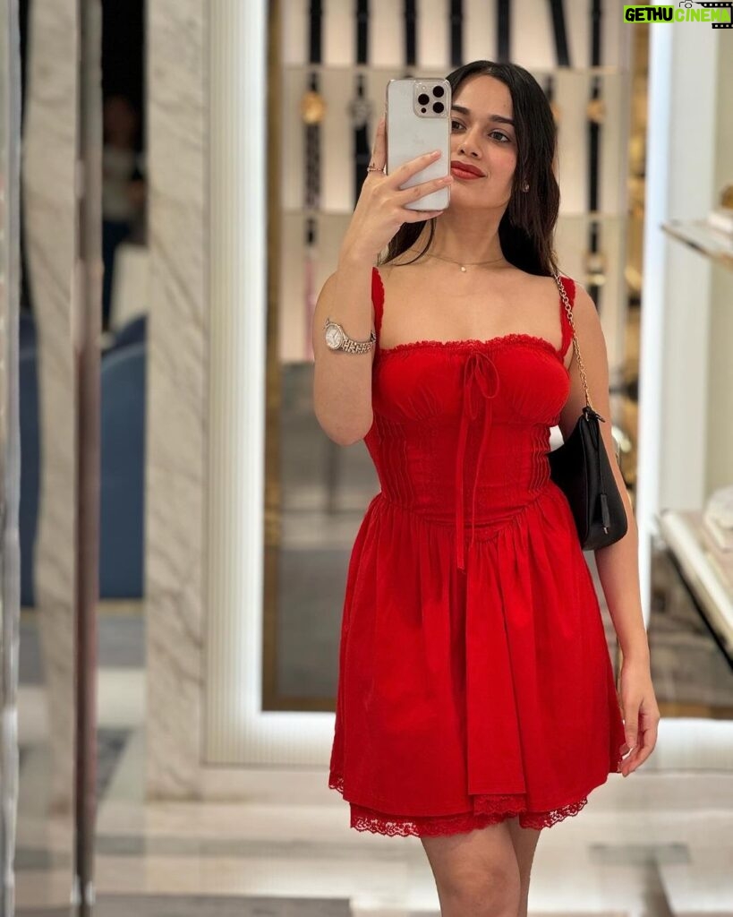 Jannat Zubair Rahmani Instagram - Just a red bit obsessed ❣ Dubai Mall