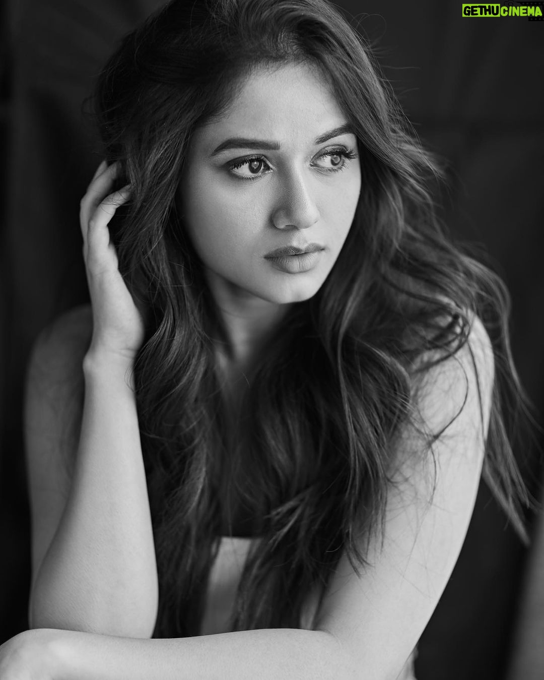 Jannat Zubair Rahmani Instagram - Entering my soft girl era π€ @rohanshrestha Makeup: @stacygomes Assisted by: @remtygarg_makeupartistry Styling: @namitaaalexander Styling Team: @___rakshitasharma Hair: @hairstylist_madhav2.0 #whiteTseries