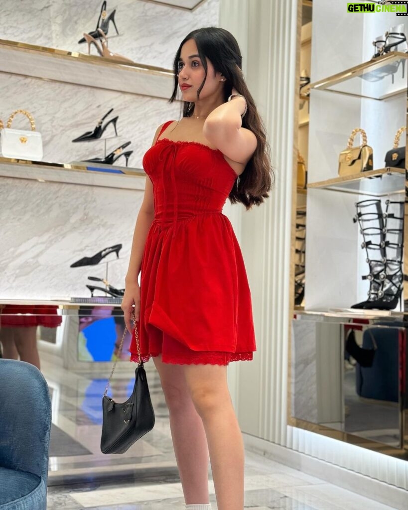 Jannat Zubair Rahmani Instagram - Just a red bit obsessed ❣ Dubai Mall