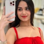 Jannat Zubair Rahmani Instagram – Just a red bit obsessed ❣️ Dubai Mall