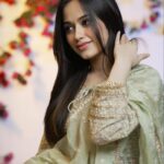 Jannat Zubair Rahmani Instagram - Heeriye 🤍 Wearing @shopmulmul