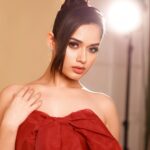 Jannat Zubair Rahmani Instagram - ❤️❤️ Makeup: @vedantiagrawalmakeup Hair: @hairstylistmona16 Team: @mudindia 📸 @smileplease_25 Styled by @anusoru
