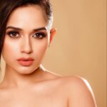 Jannat Zubair Rahmani Instagram - ❤️❤️ Makeup: @vedantiagrawalmakeup Hair: @hairstylistmona16 Team: @mudindia 📸 @smileplease_25 Styled by @anusoru