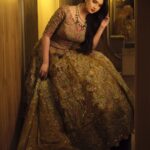 Jannatul Ferdous Oishee Instagram – Basking the warmth of my golden glow.

Wardrobe @meherofficials
Makeover @elegant_makeover