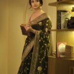 Jannatul Ferdous Oishee Instagram - Those memories, I want to write down. Half of me throws cries, for half of me wants to own. Wearing @meherofficials Makeover @elegant_makeover