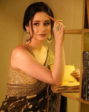 Jannatul Ferdous Oishee Instagram - Those memories, I want to write down. Half of me throws cries, for half of me wants to own.

Wearing @meherofficials 
Makeover by @elegant_makeover