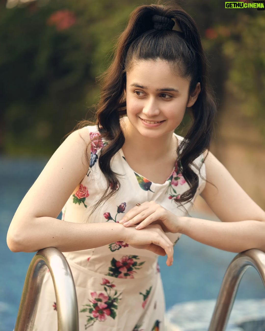 Jannatul Ferdous Oishee Instagram - "আমি তো বেশ ছিলাম চুপিসারে ছোট্ট মেয়ে সেজে একটা কোণে সবুজ বনে নীলচে আলো জ্বেলে স্বপ্ন ভেজা মাটিতে পা ফেলে"