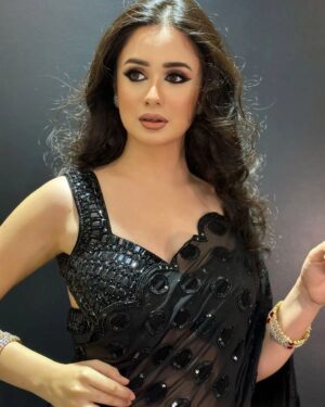 Jannatul Ferdous Oishee Instagram - Beyond own form 🖤

Wearing @meherofficials 
Makeover by @samina_sara.official at @elegant_makeover