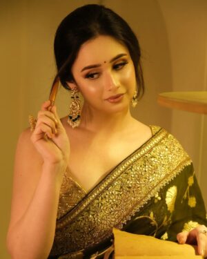Jannatul Ferdous Oishee Instagram - Those memories, I want to write down. Half of me throws cries, for half of me wants to own.

Wearing @meherofficials 
Makeover by @elegant_makeover