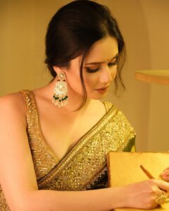 Jannatul Ferdous Oishee Instagram - Those memories, I want to write down. Half of me throws cries, for half of me wants to own. Wearing @meherofficials Makeover by @elegant_makeover