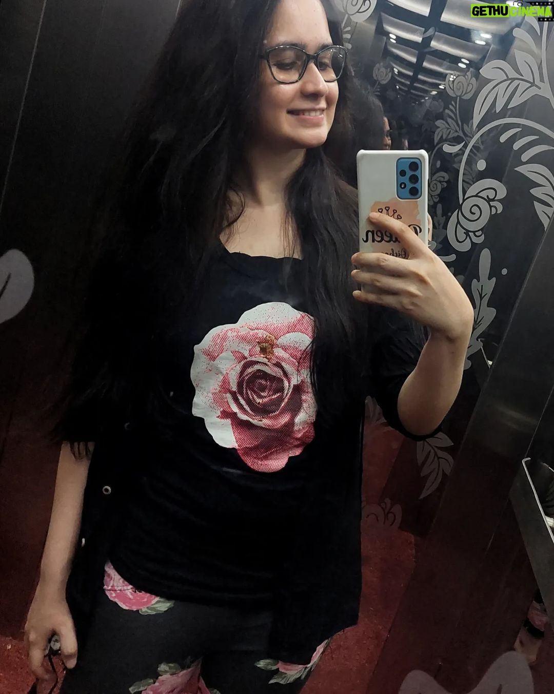 Jannatul Ferdous Oishee Instagram - Stuck in the elevator? Don't panic, take some mirror selfies.