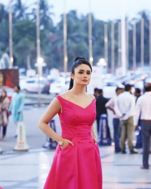 Jannatul Ferdous Oishee Instagram - Matshona Dhliwayo said "A rose does not answer its enemies with words, but with beauty.”
 But I'd like to suggest not to forget that it has thorns as well.

Wardrobe @meherofficials 
Makeover @elegant_makeover