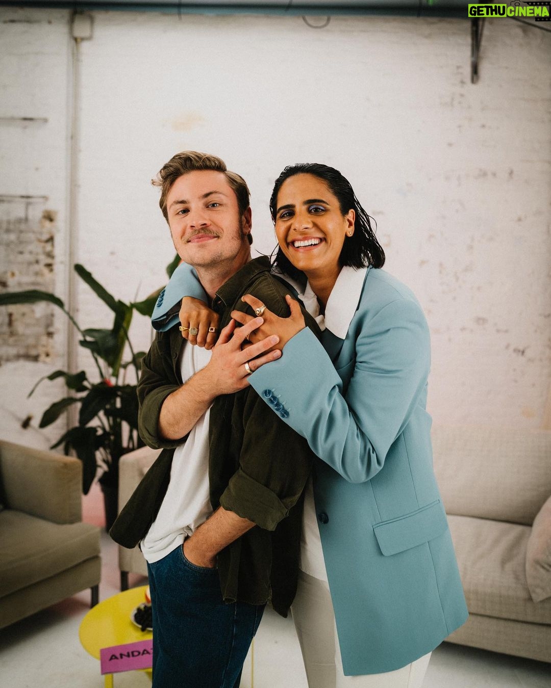 Jannik Schümann Instagram - Was macht dich ANDAZ? @tuelintekkal hat mich eingeladen, mit ihr zu schnacken: über die Liebe, den Pride Month, meine Rede im Bundestag und über unsere Familien - und das könnt ihr euch ab sofort angucken in der @ardmediathek. Ob ich es geschafft habe, in die Tekkal Familie aufgenommen zu werden und wie mir mein selbstgebackener Apfelkuchen dabei hilfreich zur Seite stehen sollte…?! Schaut selbst. #andaz #tülintekkal #tekkal #family #wdr #season2 @wdr @marieclaire.kozik Regie @nilsvomlande Redaktion @__franz.iska__ Produktionsleitung @nadjacb Hair&MakeUp @rim_zemuye DOP @mellow.mov Fotos @paul.kuester