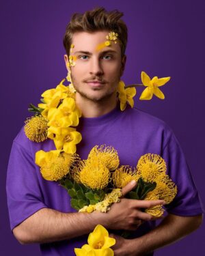 Jannik Schümann Instagram - I can buy myself flowers…

… happy being a part of the photo exhibition UNVERBLÜMT by @mikekrausworks, which was extended until 27.8 due to high demand @kunsthallemuc 💜💛

#photography #flowers #mikekraus #kunsthallemuc