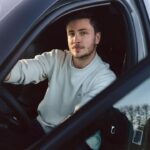 Jannik Schümann Instagram - Bevor für mich die Dreharbeiten starten und ich wieder für vier Monate im Baltikum sein werde, habe ich im März viele Ausflüge mit meinen Freund:innen geplant, um noch einmal Kraft zu tanken. Es ist eine mega coole Erfahrung dabei mit dem neuen DS 3 umweltfreundlich unterwegs zu sein, ohne auf etwas verzichten zu müssen. Ich liebe auch das detailverliebte Design und die hochwertigen Materialien des kleinen Parisers. @ds.de #DS #paris #ad 📷 @_hannesthun