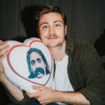 Jannik Schümann Instagram - Was macht dich ANDAZ? @tuelintekkal hat mich eingeladen, mit ihr zu schnacken: über die Liebe, den Pride Month, meine Rede im Bundestag und über unsere Familien - und das könnt ihr euch ab sofort angucken in der @ardmediathek. Ob ich es geschafft habe, in die Tekkal Familie aufgenommen zu werden und wie mir mein selbstgebackener Apfelkuchen dabei hilfreich zur Seite stehen sollte…?! Schaut selbst. #andaz #tülintekkal #tekkal #family #wdr #season2 @wdr @marieclaire.kozik Regie @nilsvomlande Redaktion @__franz.iska__ Produktionsleitung @nadjacb Hair&MakeUp @rim_zemuye DOP @mellow.mov Fotos @paul.kuester