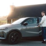 Jannik Schümann Instagram - Bevor für mich die Dreharbeiten starten und ich wieder für vier Monate im Baltikum sein werde, habe ich im März viele Ausflüge mit meinen Freund:innen geplant, um noch einmal Kraft zu tanken. Es ist eine mega coole Erfahrung dabei mit dem neuen DS 3 umweltfreundlich unterwegs zu sein, ohne auf etwas verzichten zu müssen. Ich liebe auch das detailverliebte Design und die hochwertigen Materialien des kleinen Parisers. @ds.de #DS #paris #ad 📷 @_hannesthun