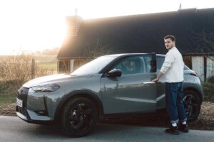 Jannik Schümann Instagram - Bevor für mich die Dreharbeiten starten und ich wieder für vier Monate im Baltikum sein werde, habe ich im März viele Ausflüge mit meinen Freund:innen geplant, um noch einmal Kraft zu tanken. Es ist eine mega coole Erfahrung dabei mit dem neuen DS 3 umweltfreundlich unterwegs zu sein, ohne auf etwas verzichten zu müssen. Ich liebe auch das detailverliebte Design und die hochwertigen Materialien des kleinen Parisers.

@ds.de #DS #paris #ad 

📷 @_hannesthun